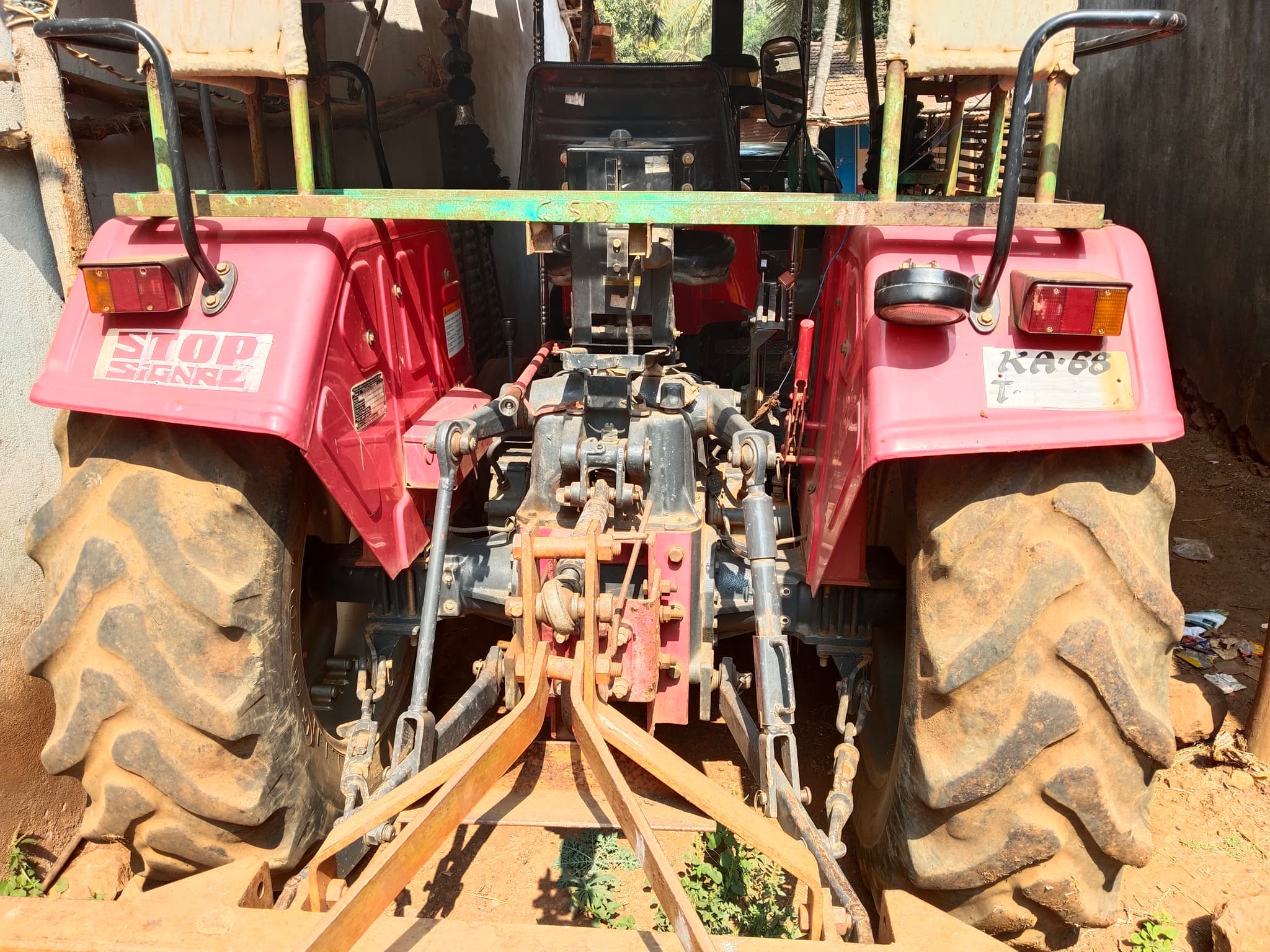 Mahindra 585 DI XP Plus DLX (49.9HP) (3) Mahindra 585 DI XP Plus DLX (49.9HP) (3)