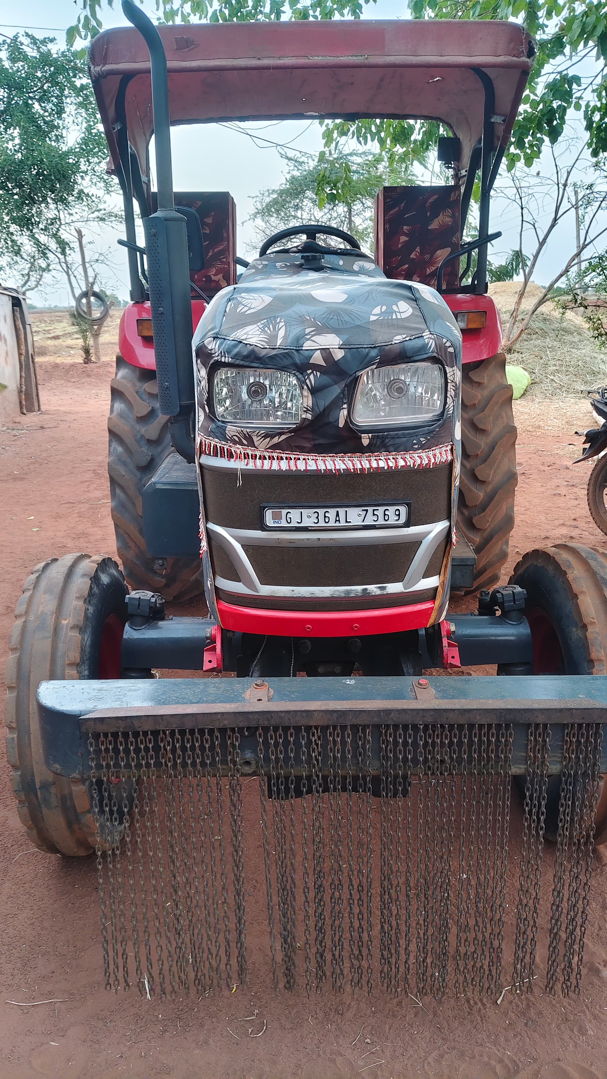 Mahindra Yuvo Tech plus 585 (49.3HP)