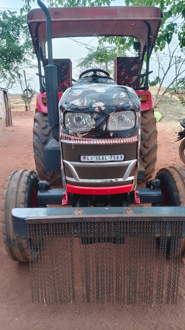 Mahindra Yuvo Tech plus 585 (49.3HP) (1)