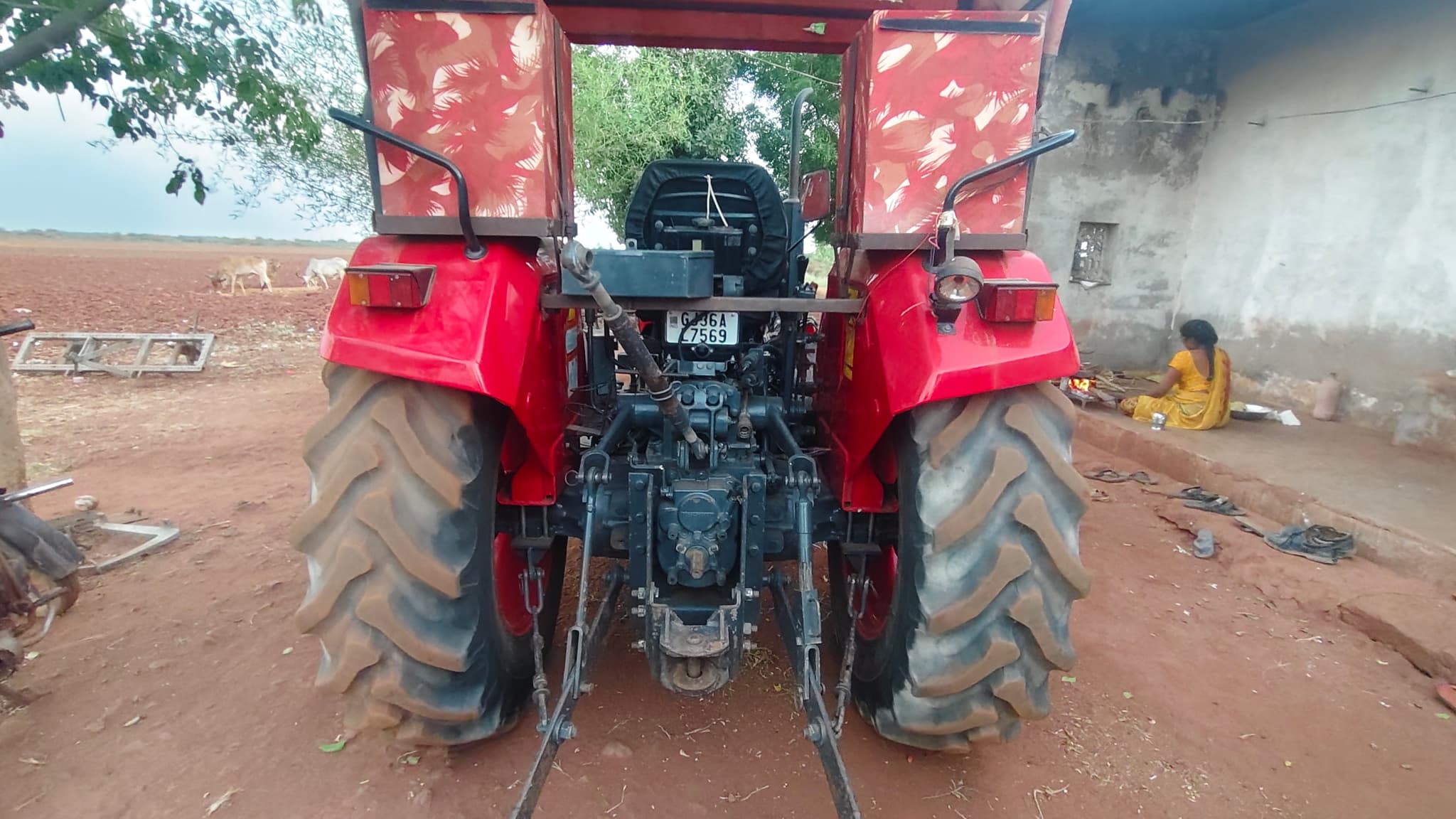Mahindra Yuvo Tech plus 585 (49.3HP) (2)