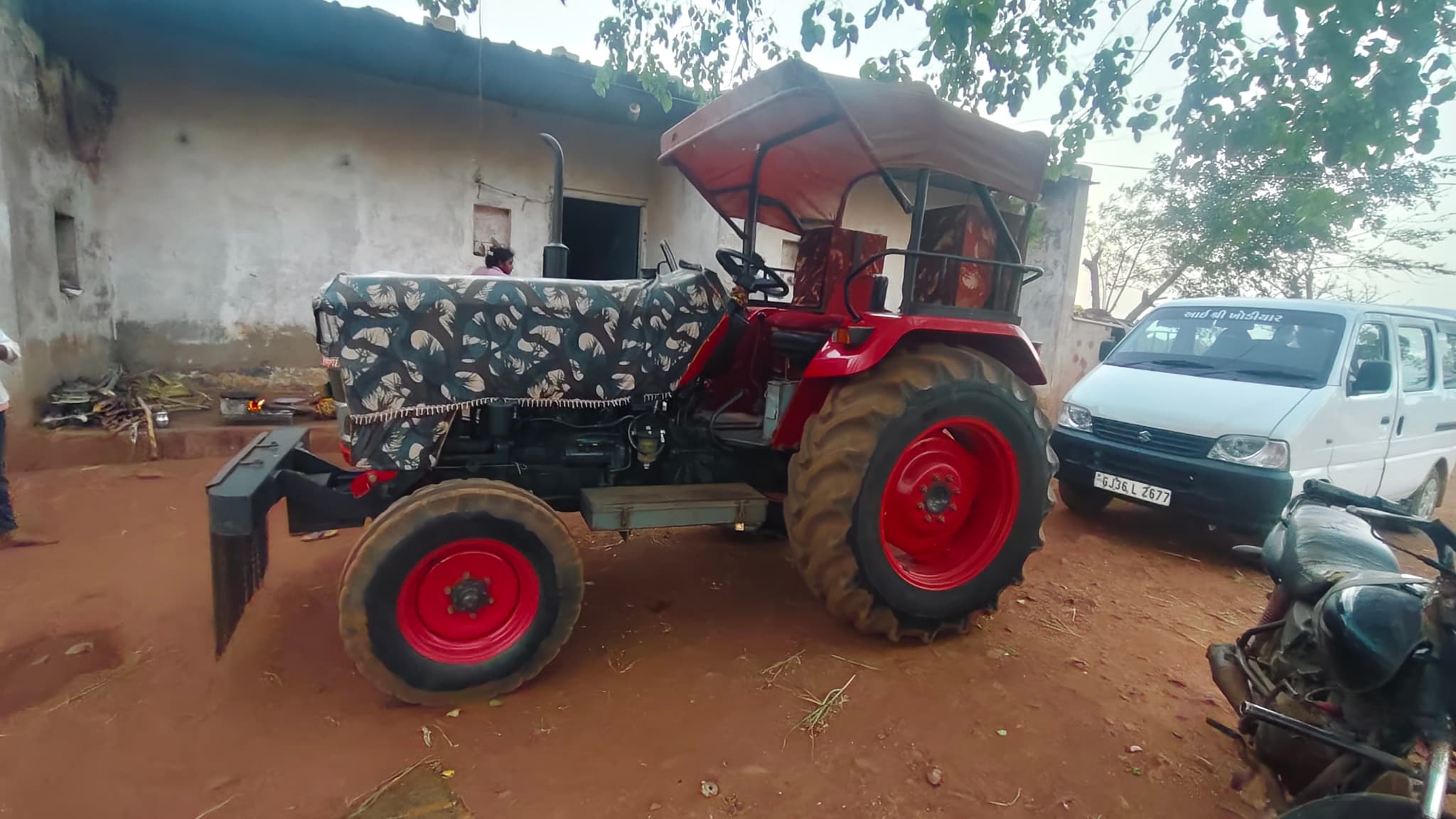 Mahindra Yuvo Tech plus 585 (49.3HP) (3)