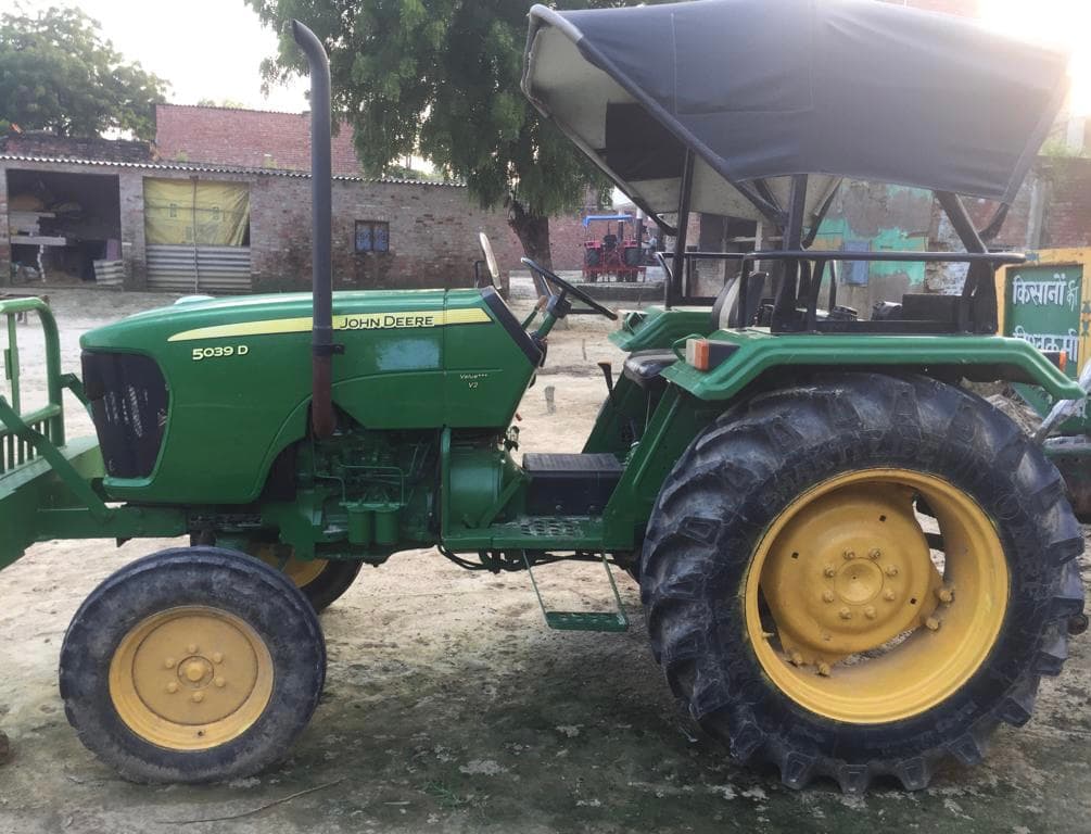 John deere 5039 D (2)