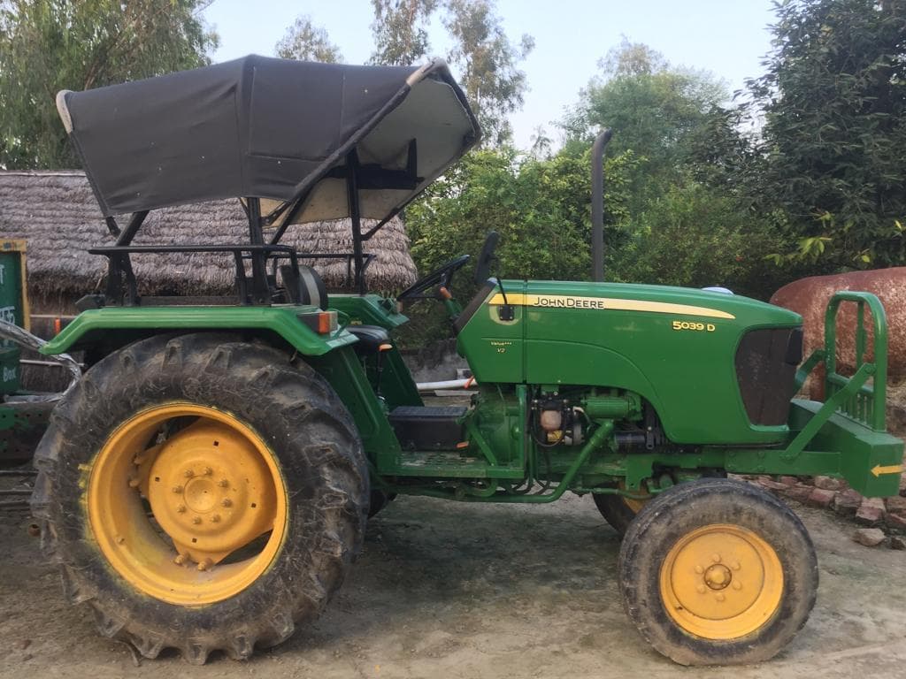 John deere 5039 D (4)